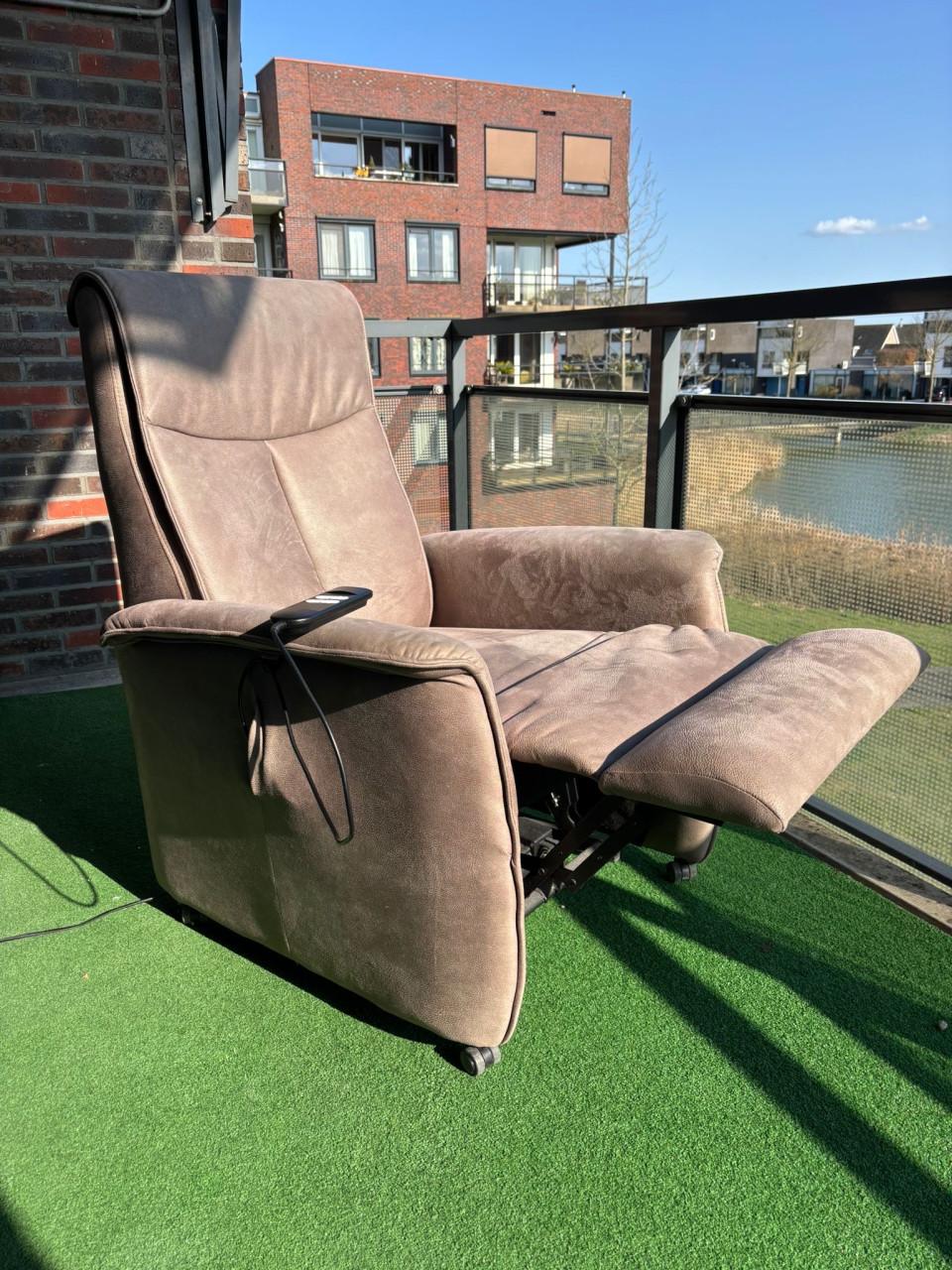 Te Koop: Sta-op-stoel/ relaxfauteuil