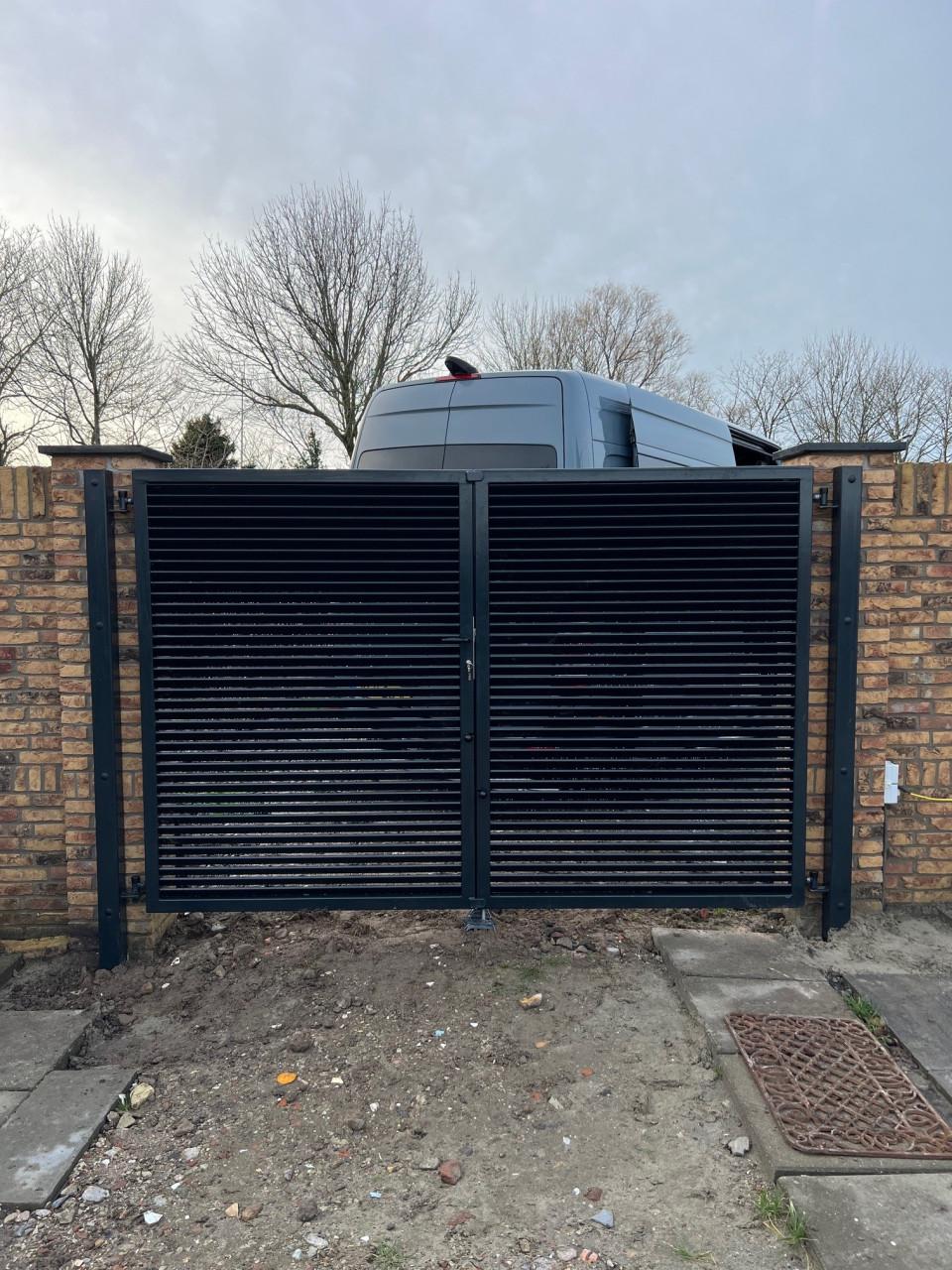 TE KOOP: Inrijpoorten alle soorten en maten zijn mogelijk.