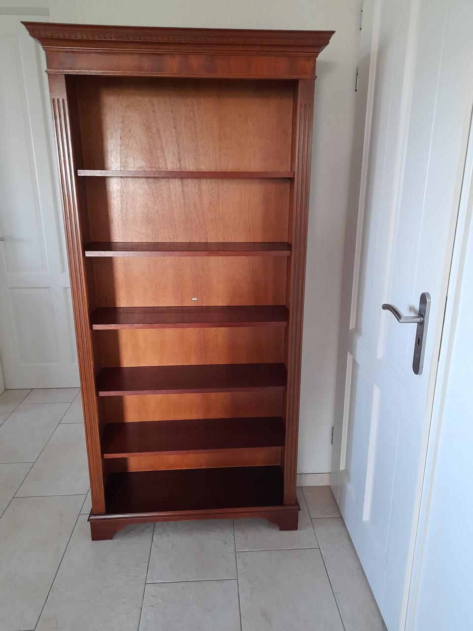 Boekenkast 184H x 32 x 91,5 ( in goede nette staat )