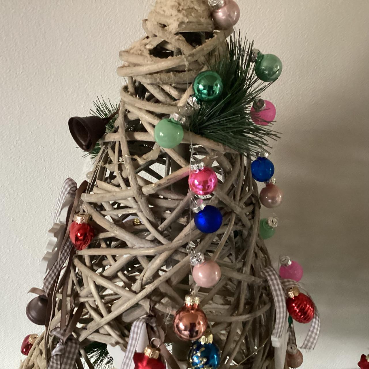 2 aparte kerstboompjes. Hoogte 65 cm