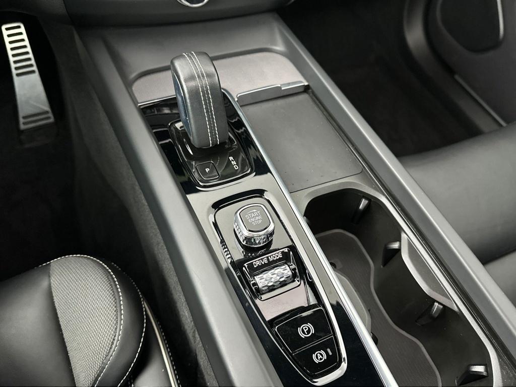 Volvo XC60 t8 390pk recharge r-design| pano| 360camera| trekhaak| h&k sound