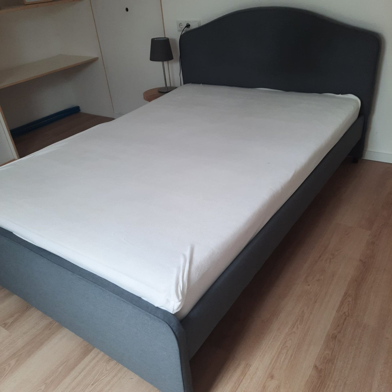 140x200 tweepersoonsbed (incl matras, kan ook zonder)