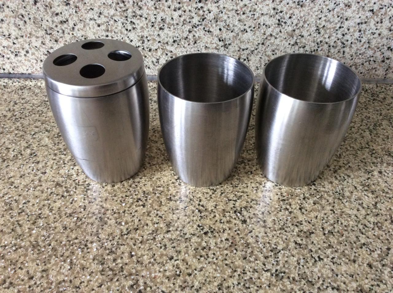 Tandenborstelhouder, 2 bekers en 2 bekerhouders.  Merk: ZACK.   RVS.