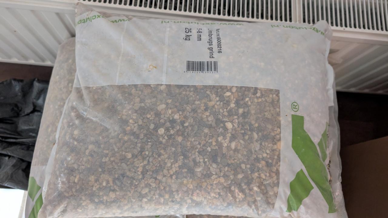 9 Nieuwe zakken fijn Limburgs grind 5-8 mm, 25 kg