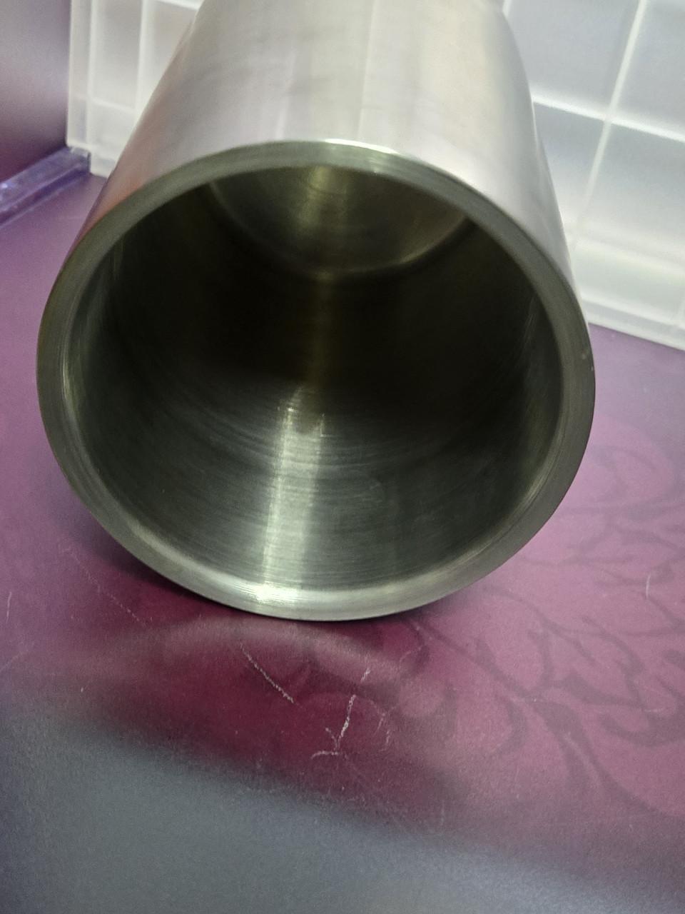 Roestvrijstalen, dubbelwandige wijnkoeler. . Hoogte 20 cm Ø 12