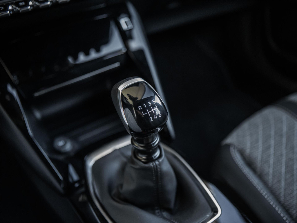 Peugeot 2008 1.2 puretech 100pk allure | camera | stoelverwarming | carplay