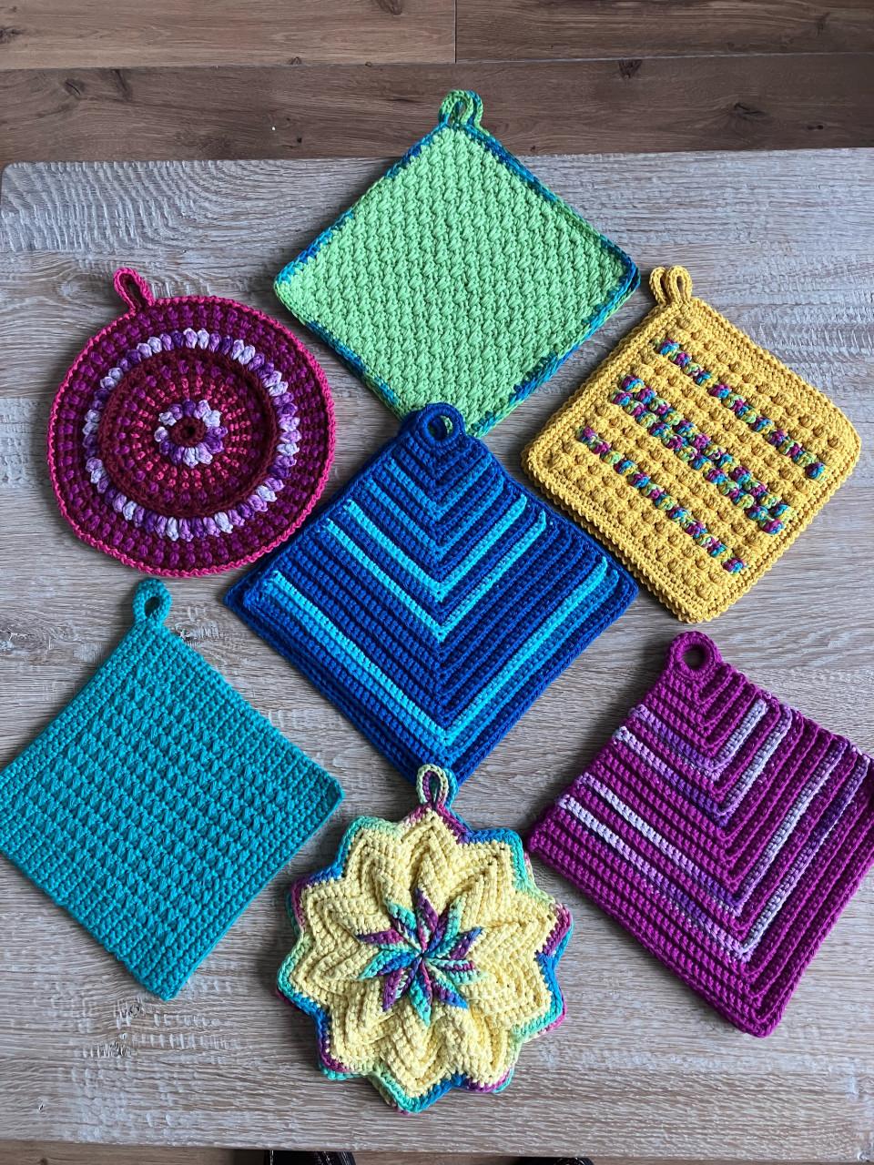 Verschillende nieuwe gehaakte pannenlappen