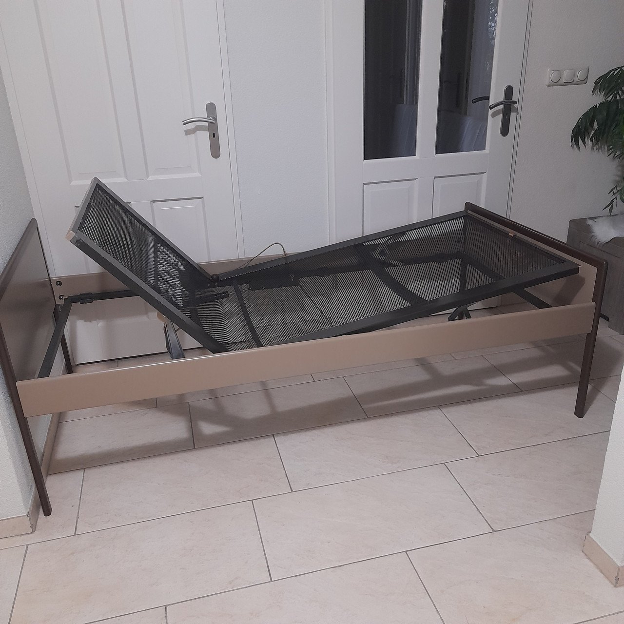 Auping bed 90 x 190 met verstelbare spiraal bodem ( in goede staat )