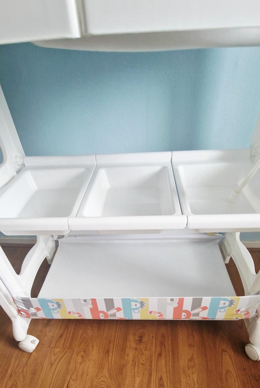 Witte commode met vast aankleedkussen en geïntegreerd badje