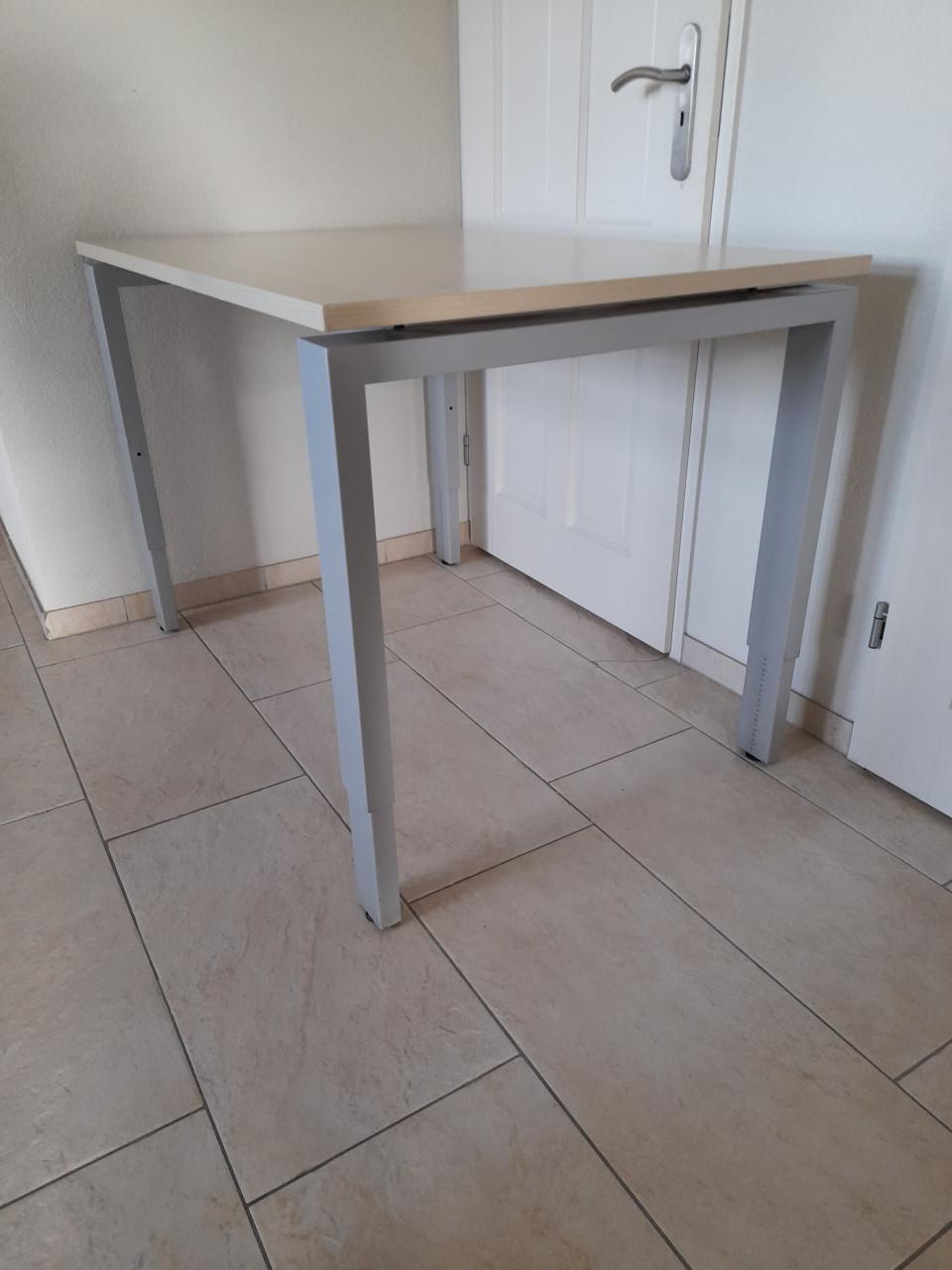 Zeer stevig bureau 120 x 80 (verstelbaar in hoogte) in goede staat!