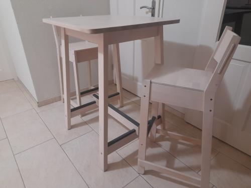 Bartafel 75 x 75 met 2 barkrukken (in goede nette staat )