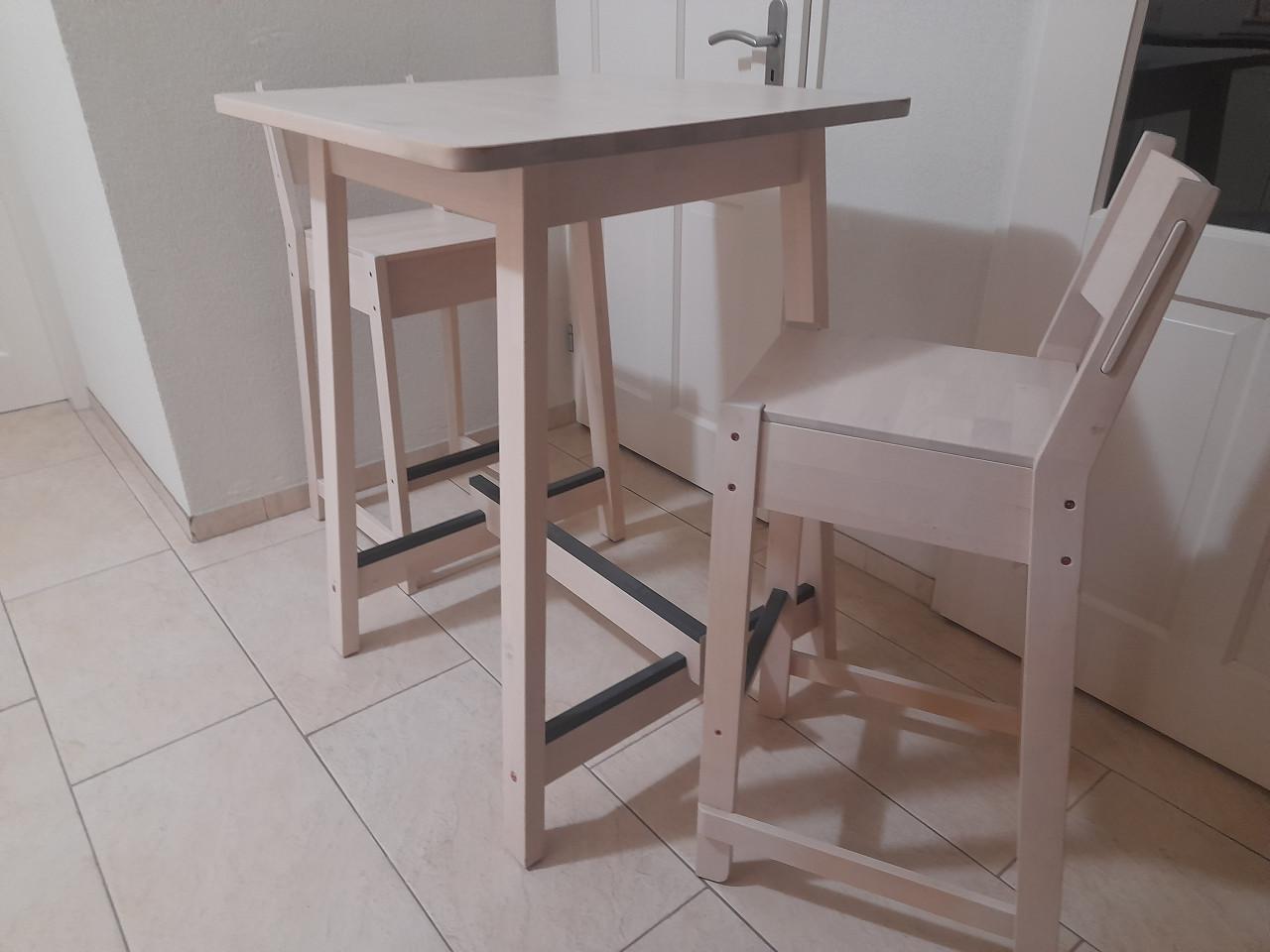 Bartafel 75 x 75 met 2 barkrukken (in goede nette staat )