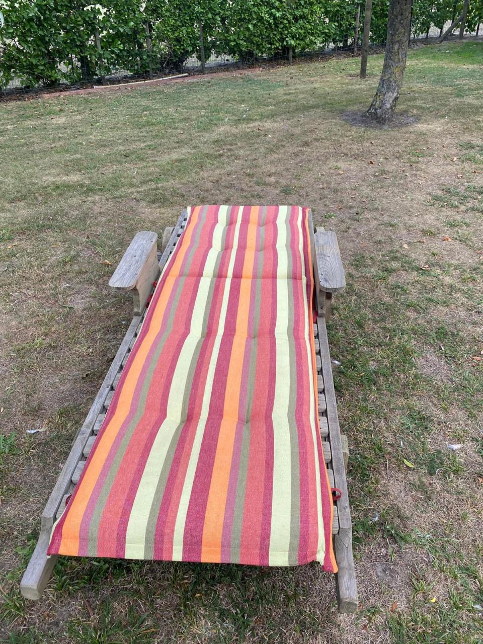 Houten ligstoel met kussen