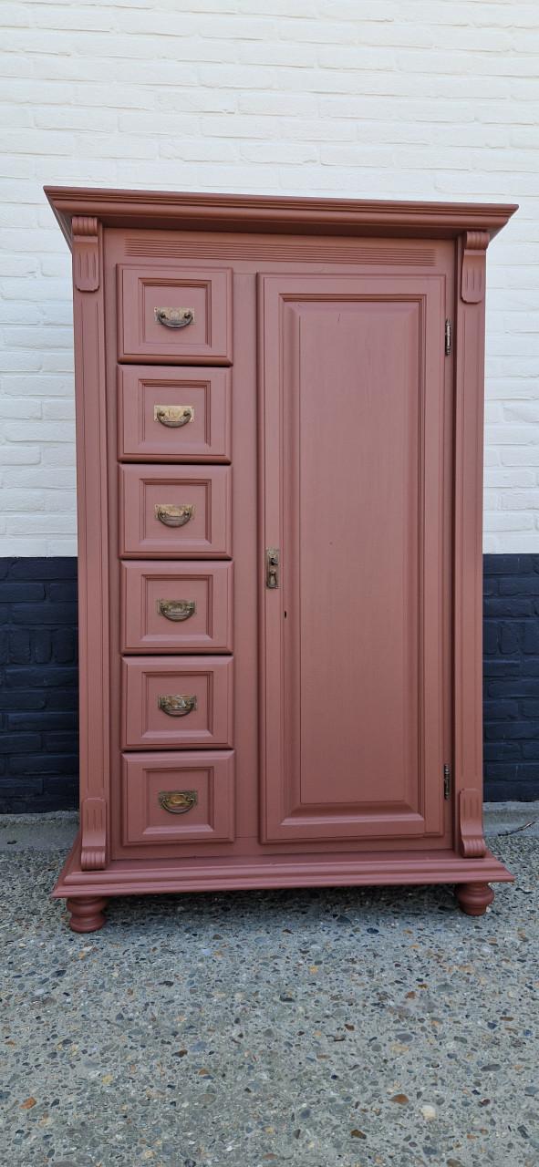 Grenen meidenkast in koper bruine kleur