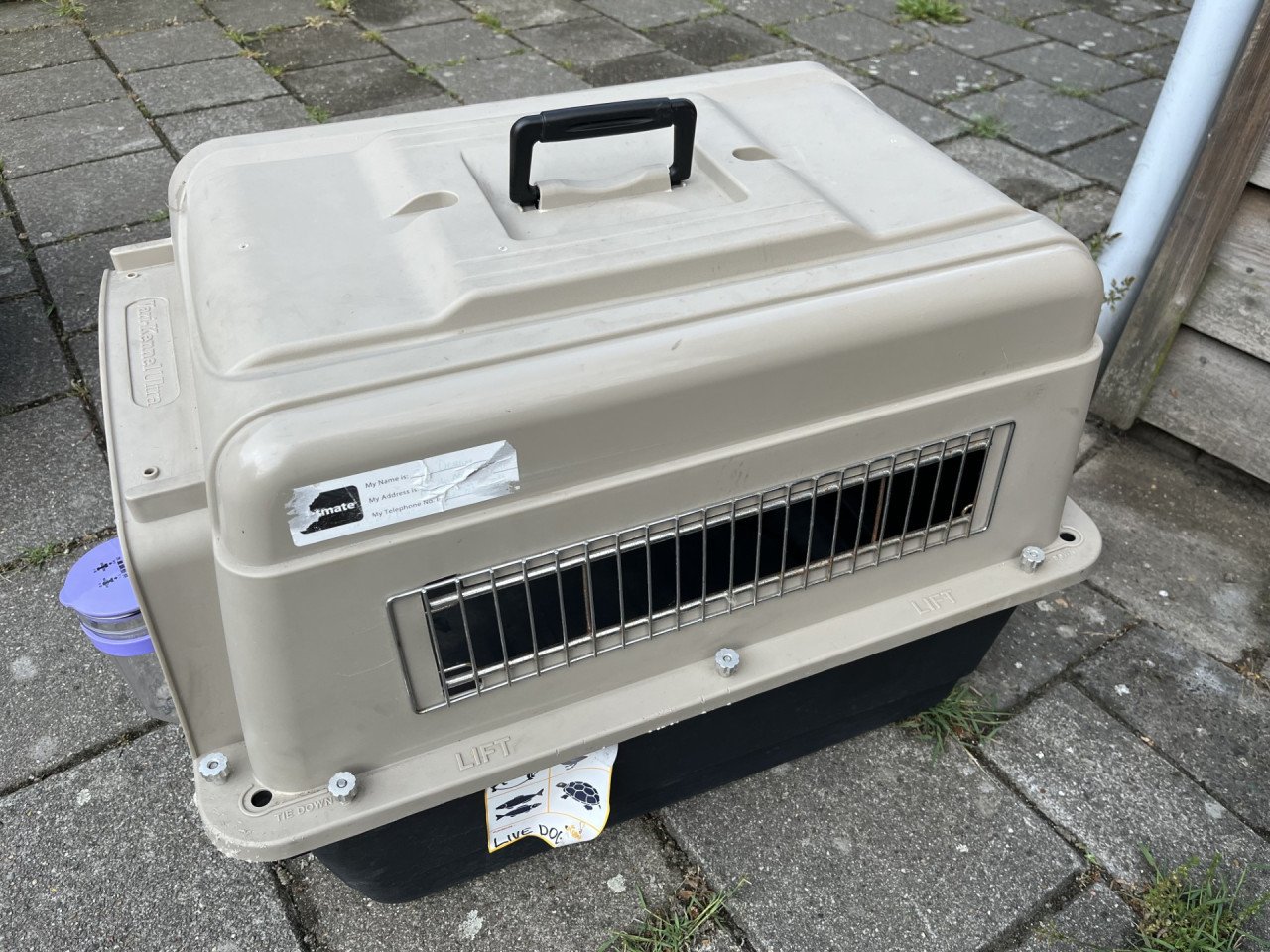 Vliegtuigkennel incl. drinkfles
