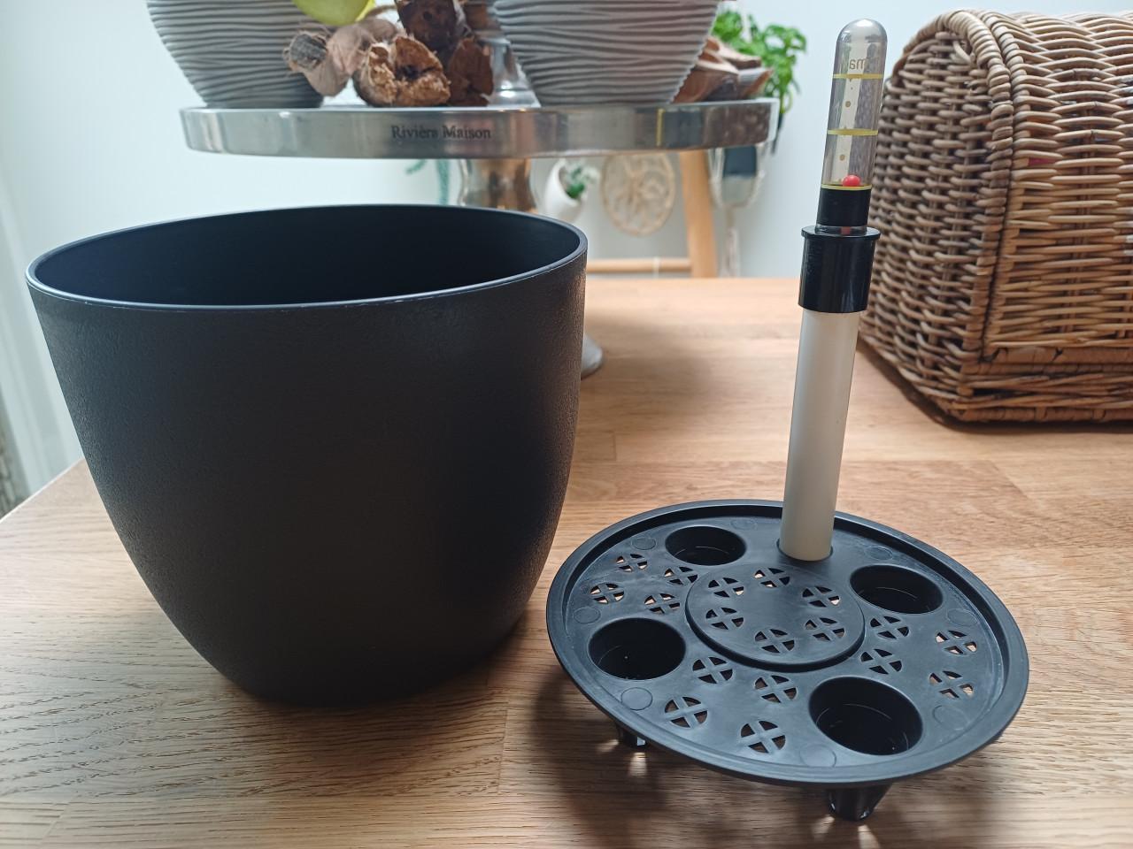 Grijze (plastic) bloempotten met water indicator: makkelijk!
