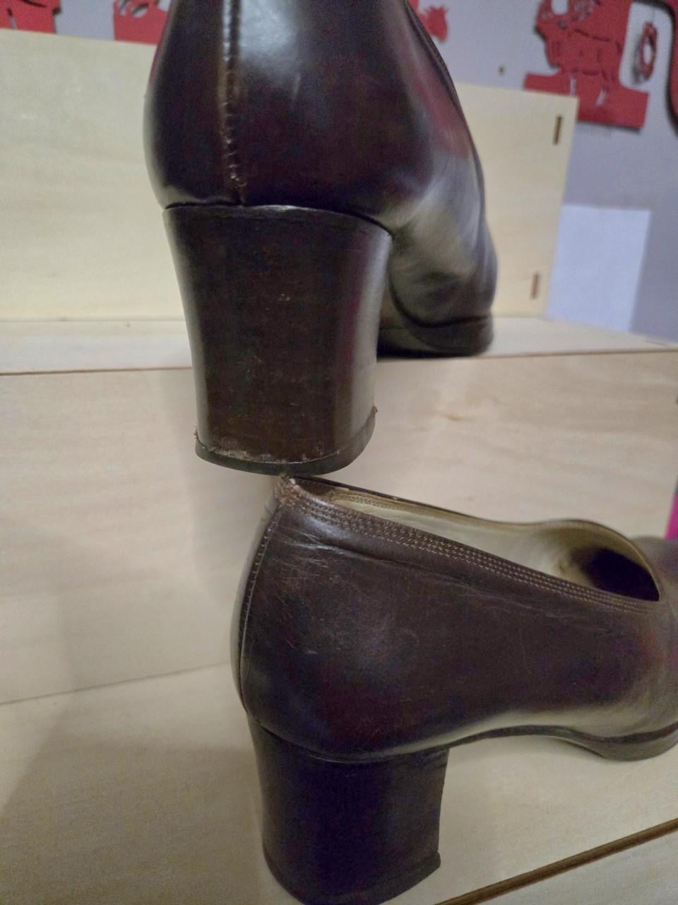 Klassieke donkerbruine leren pumps maat 39.5 zijn gemaakt in Italië
