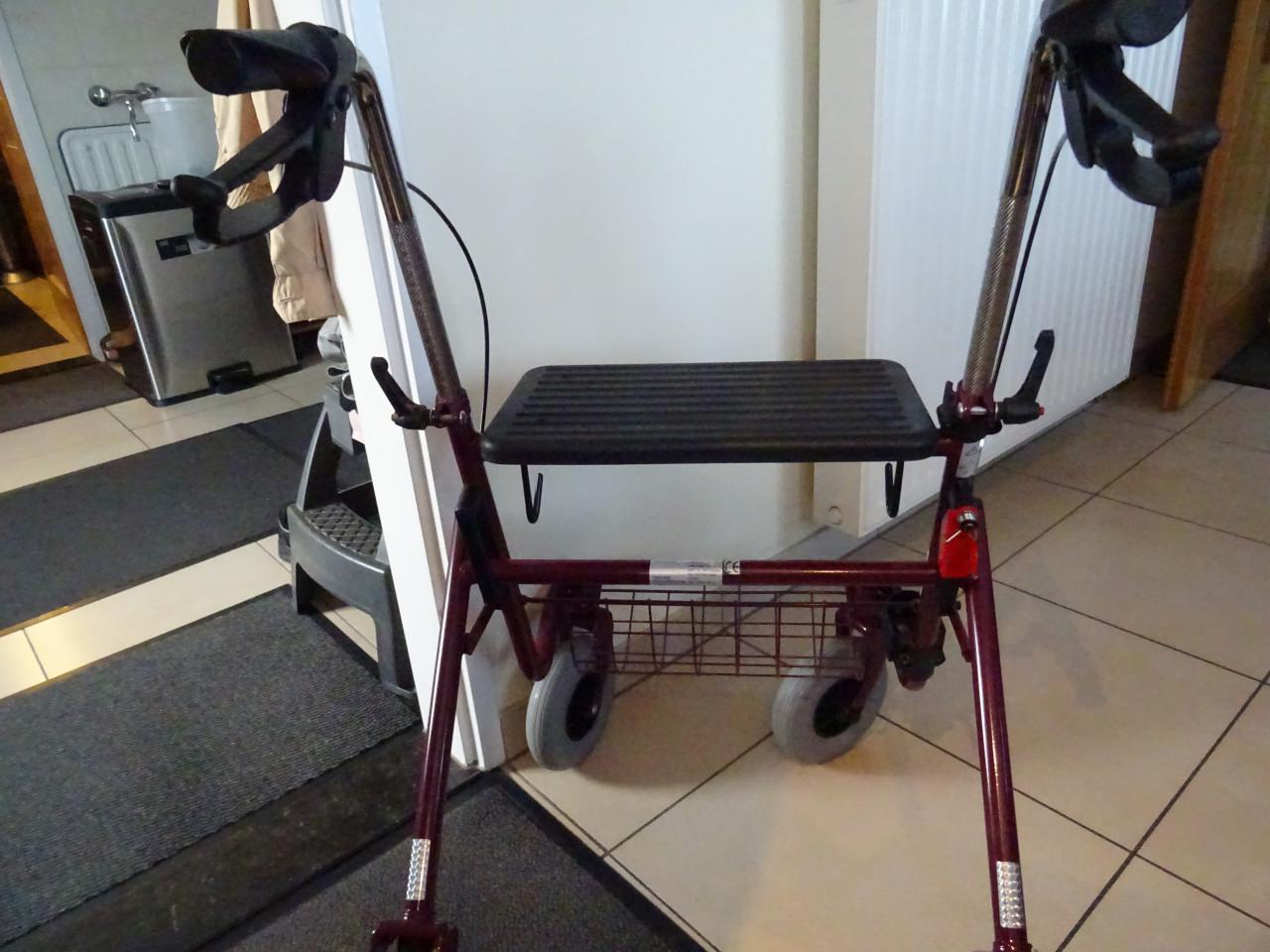 Te koop nog nieuwe rollator zie foto s een paar keer gebruikt ! op vouwbaar