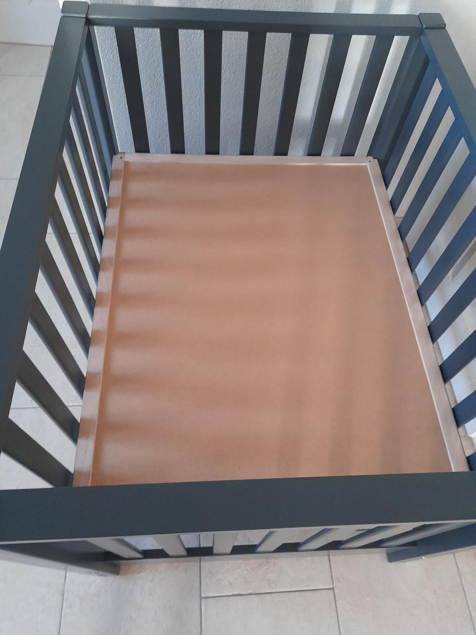 Mooie nette box (in goede nette staat ) in hoogte verstelbaar!