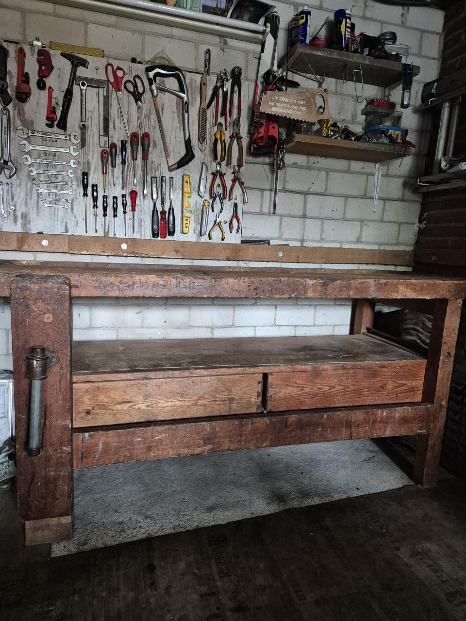 Te koop oude schoolwerkbank hout
