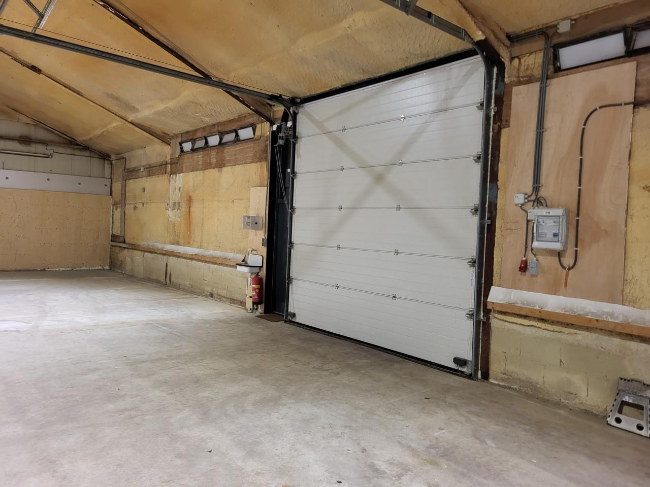 Grote loods te huur.