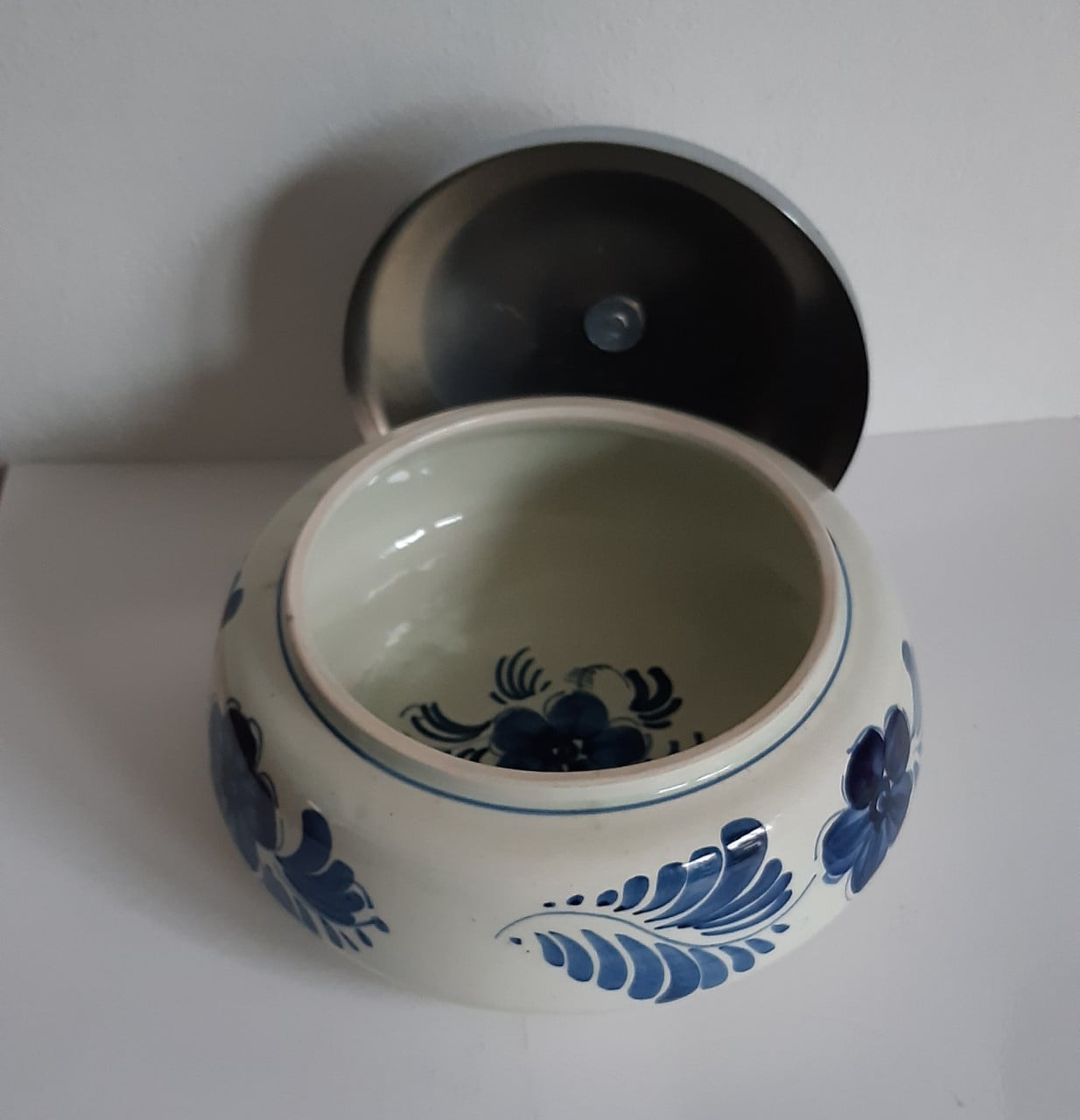 Delfts blauwe pot met deksel, gesigneerd