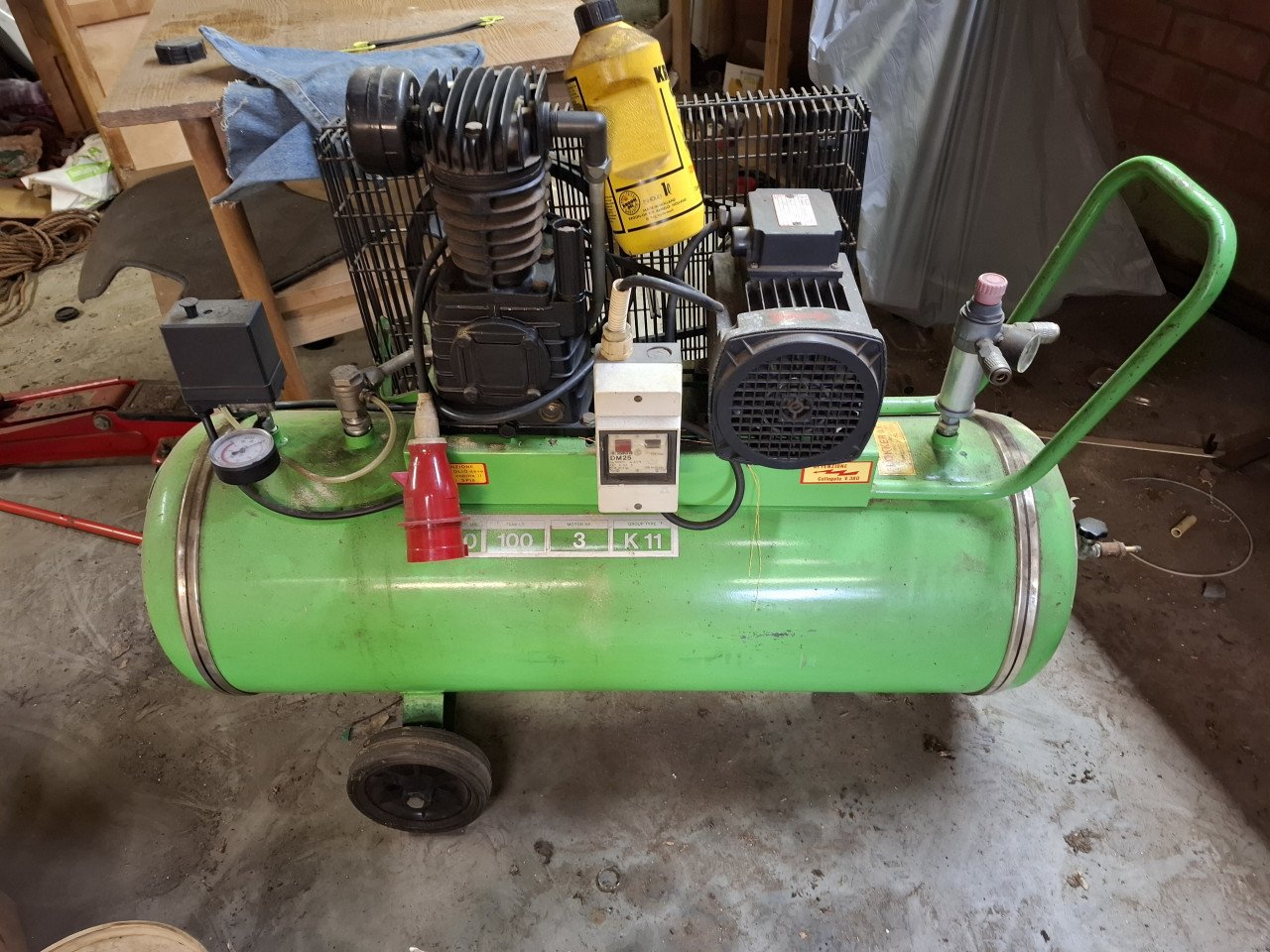 Professionele compressor op krachtstroom