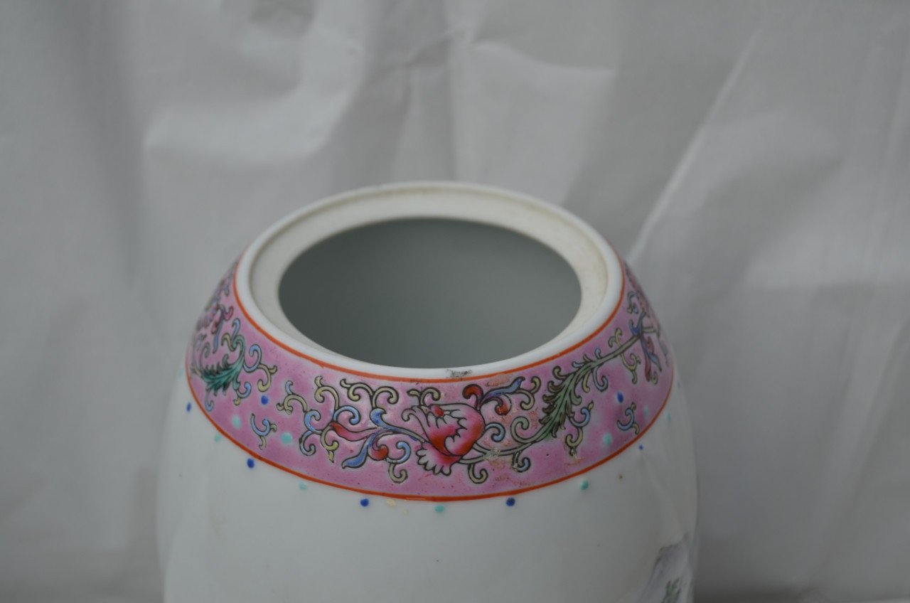 Chinese porseleinen pot in goede staat, op de deksel na dan.