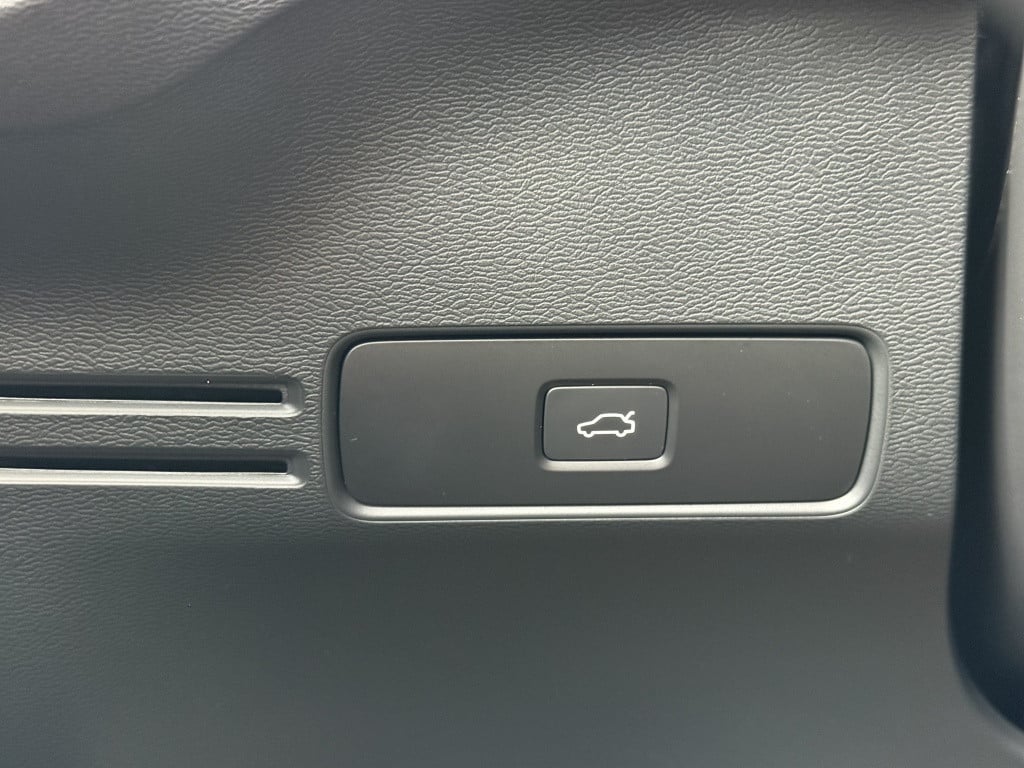 Volvo XC40 b4 197pk plus dark |adap.cruise| trekhaak | camera| elektrische