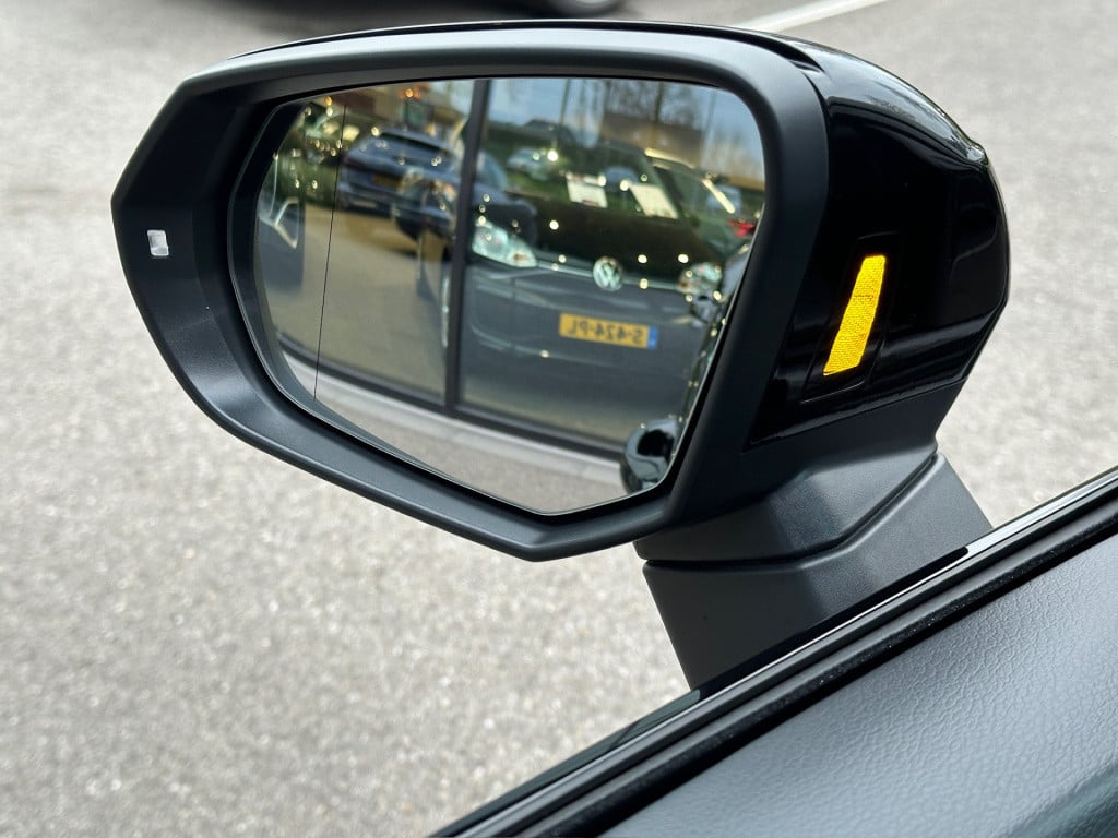 Audi Q3 35 tfsi s-line | panoramadak | zwart optiek | trekhaak | camera | e
