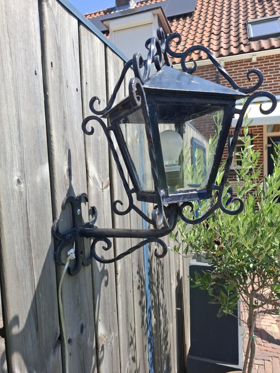 Rijkelijk versierde buitenlamp