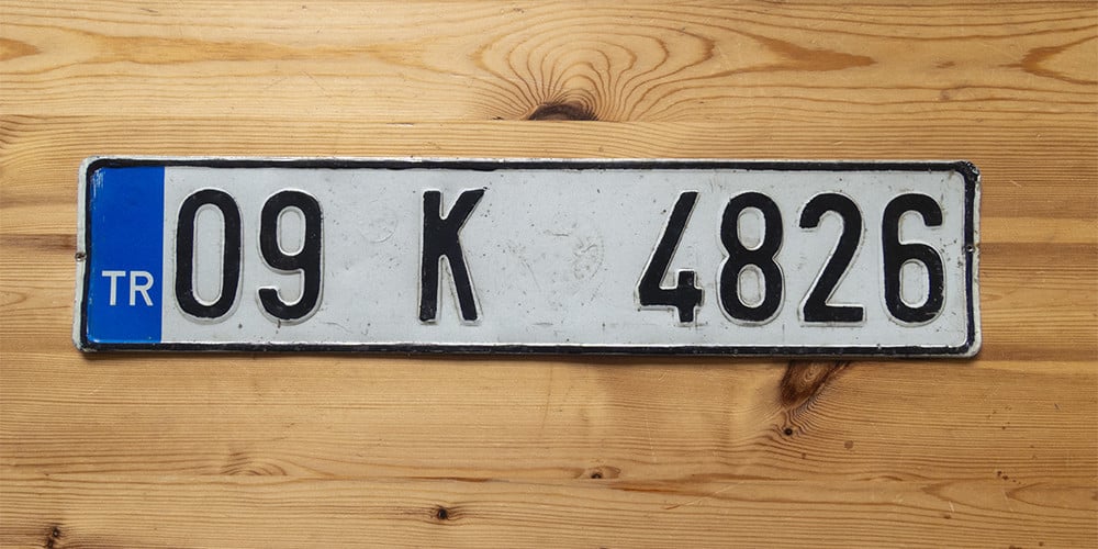 Te koop verschillende kentekenplaten.