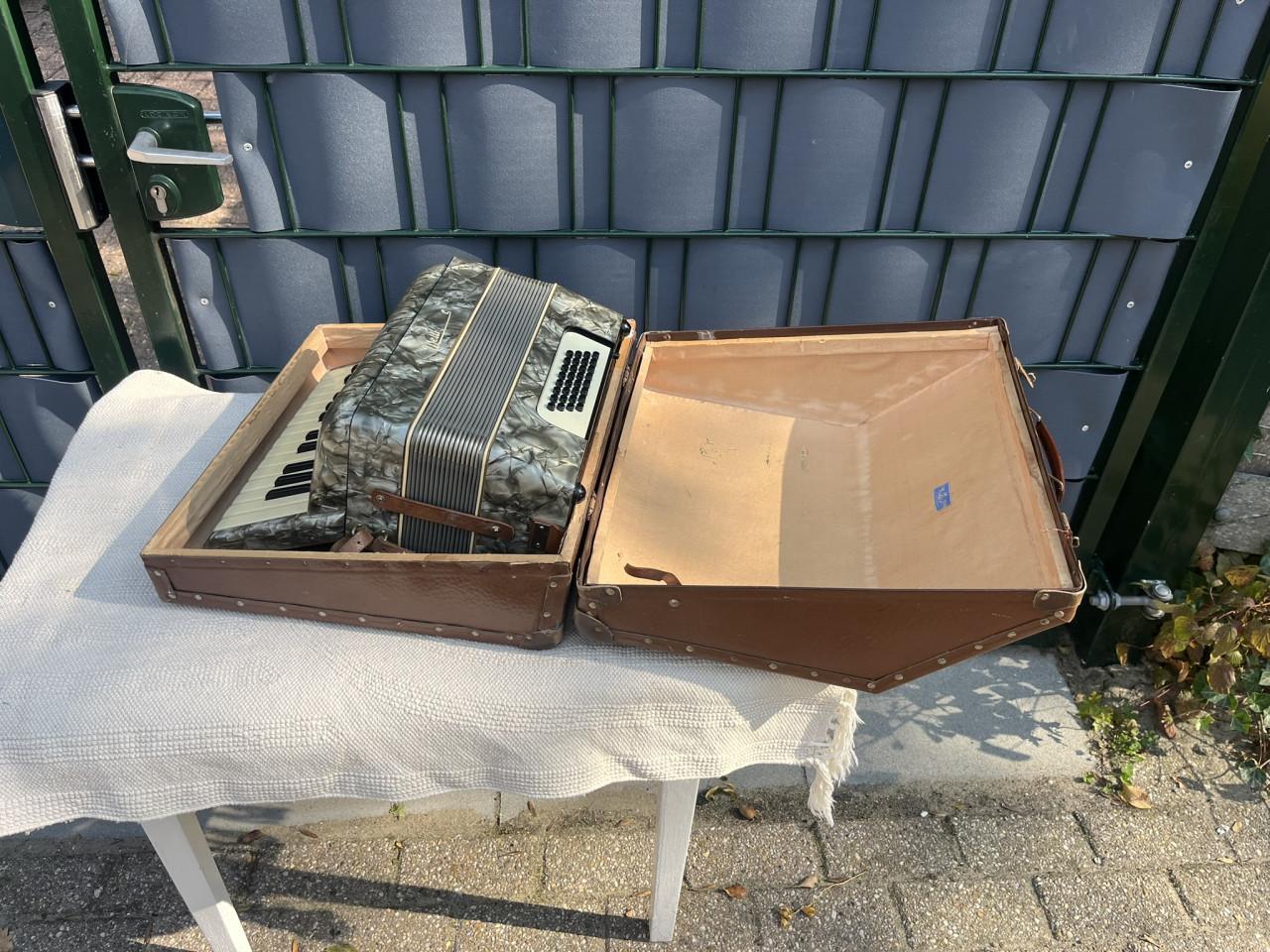 Accordeon Weltmeister VEB Klingenthaler met koffer