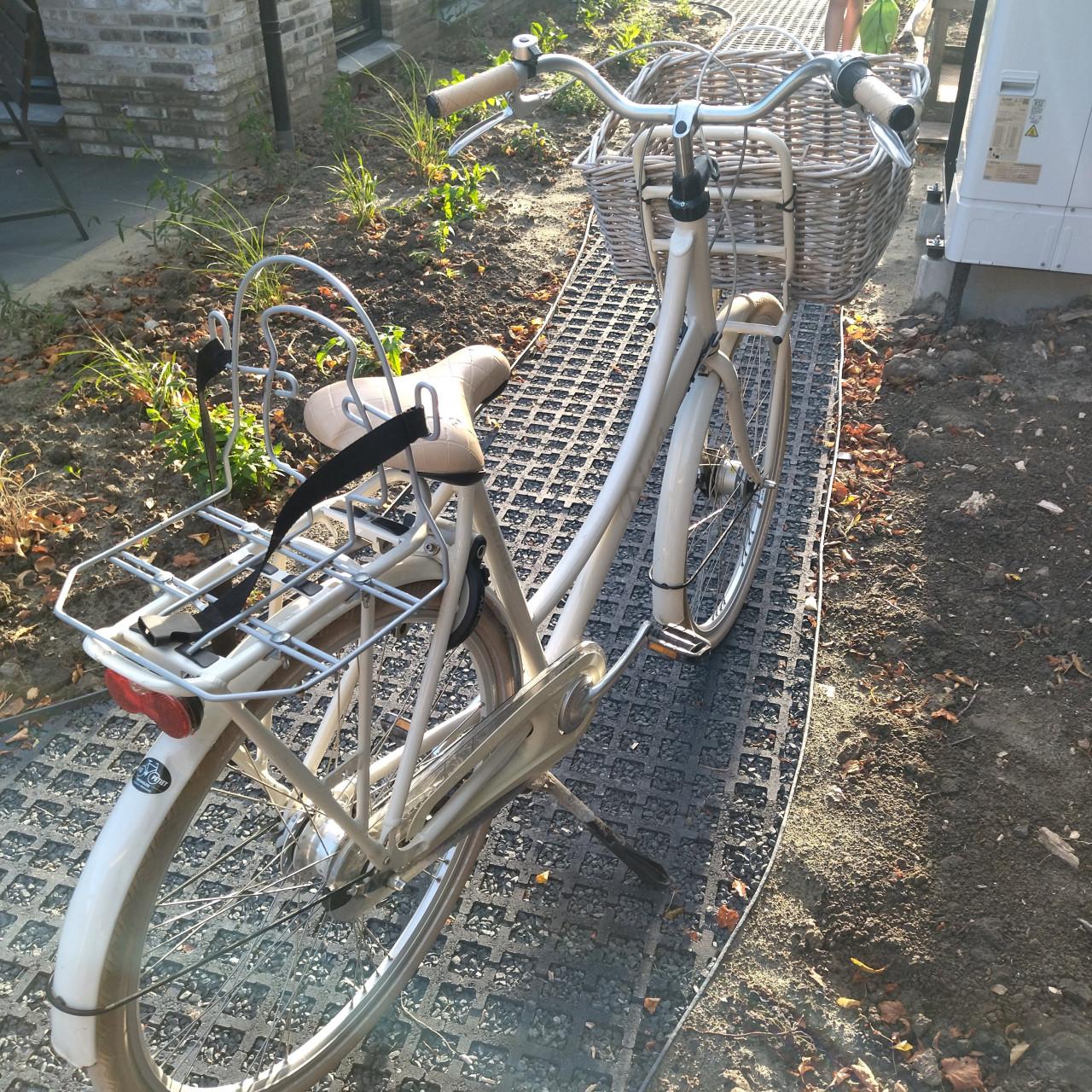 Creme kleurige batavas diva fiets