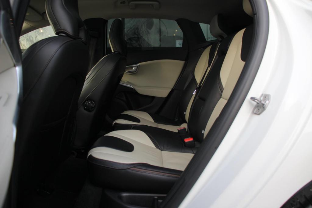 Volvo V40 cross country 2.0 t5 awd summum h&k - full options - panoramadak 