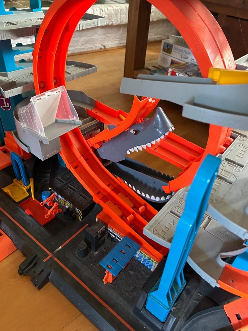 Hot Wheels garage en verschillende banen plus autootjes