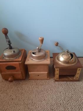 3 houten koffiemolens