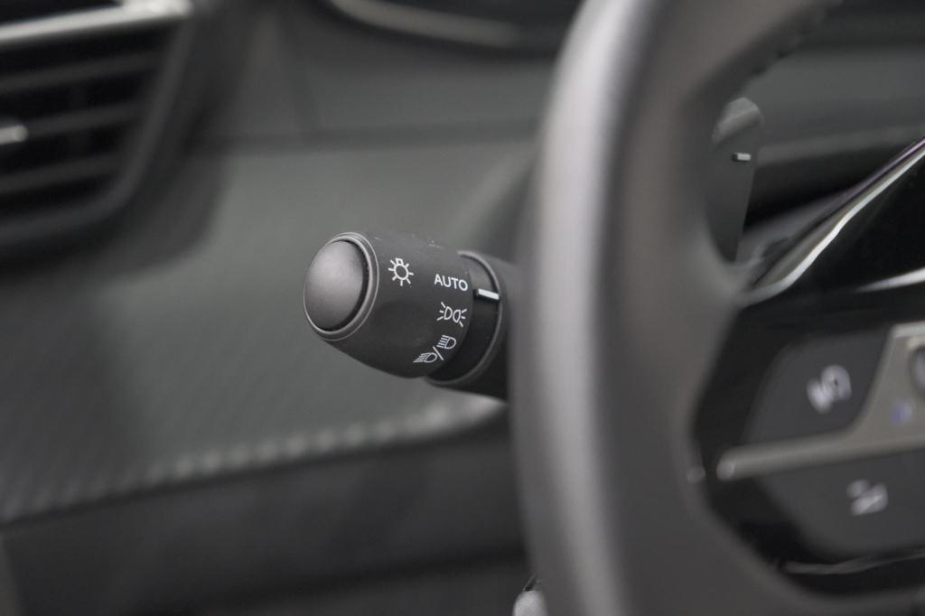 Peugeot 208 1.2 hybrid 110 e-dcs6 style | parkeersensoren | apple carplay |
