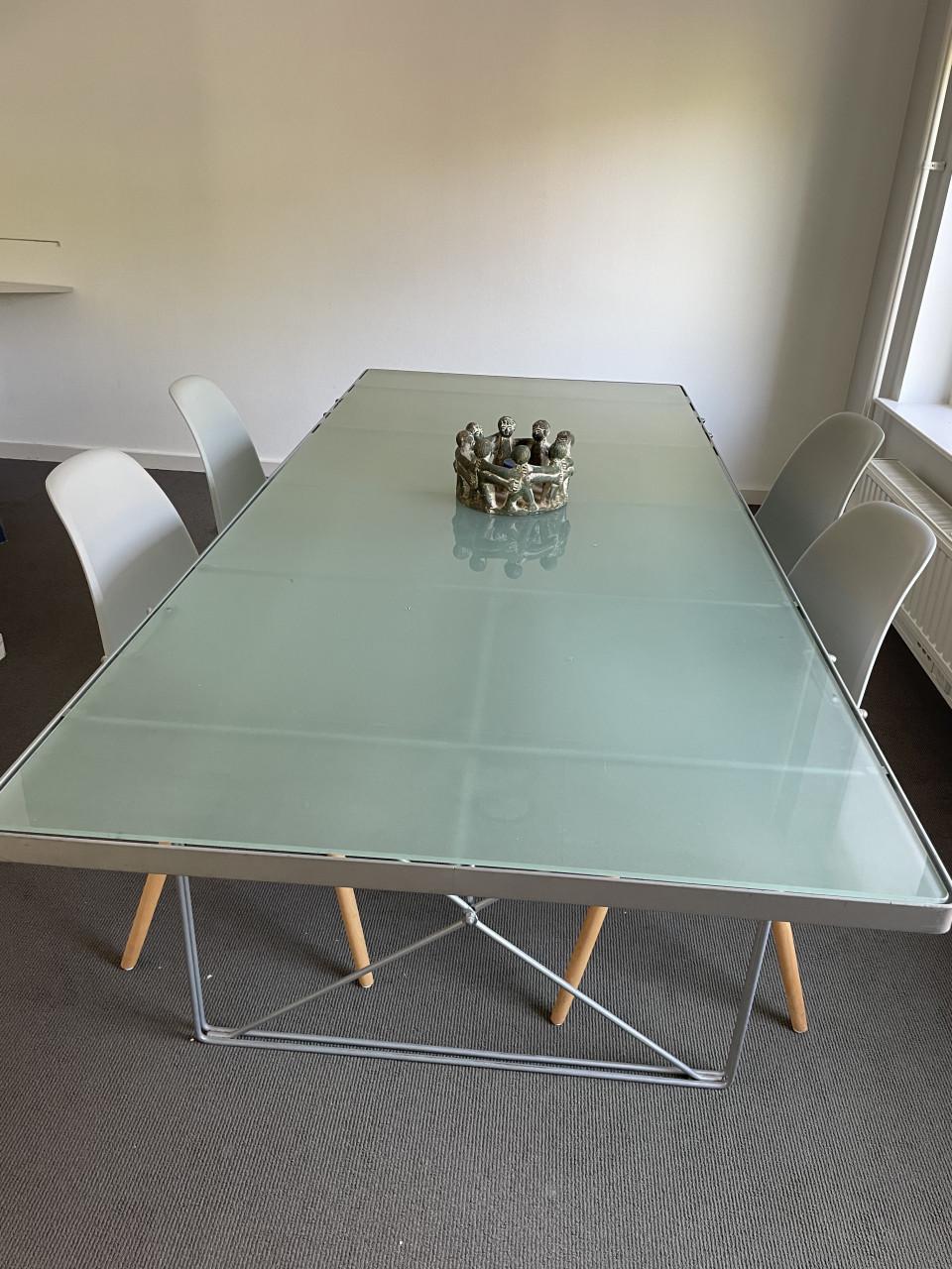 Glazen tafel met 4 stoelen