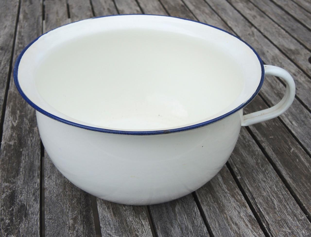 Emaille ondersteek / bedpan met deksel + emaille po