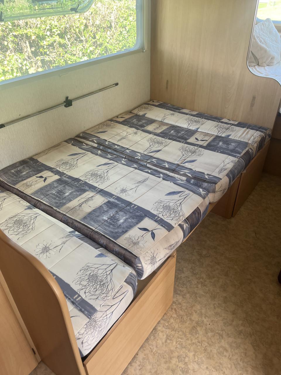 Adria caravan 5004 (met grote voortent)