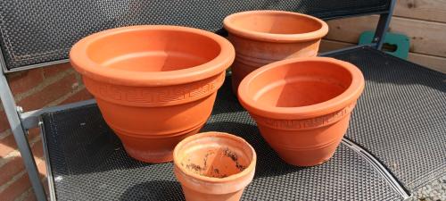 TERRACOTTA BLOEMPOTTEN