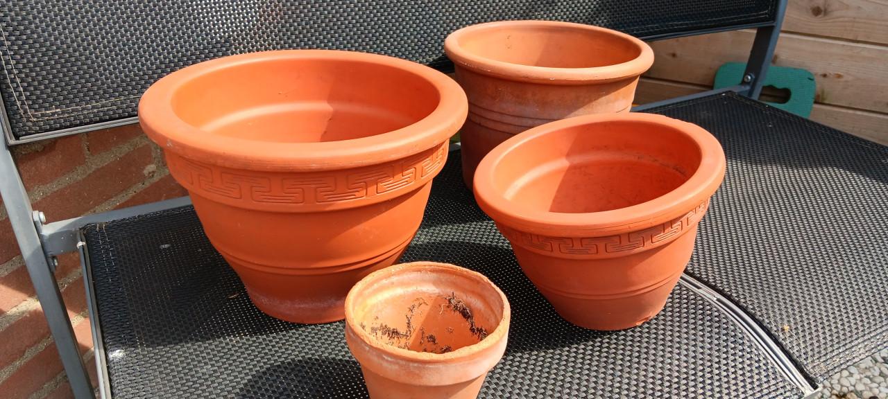 TERRACOTTA BLOEMPOTTEN