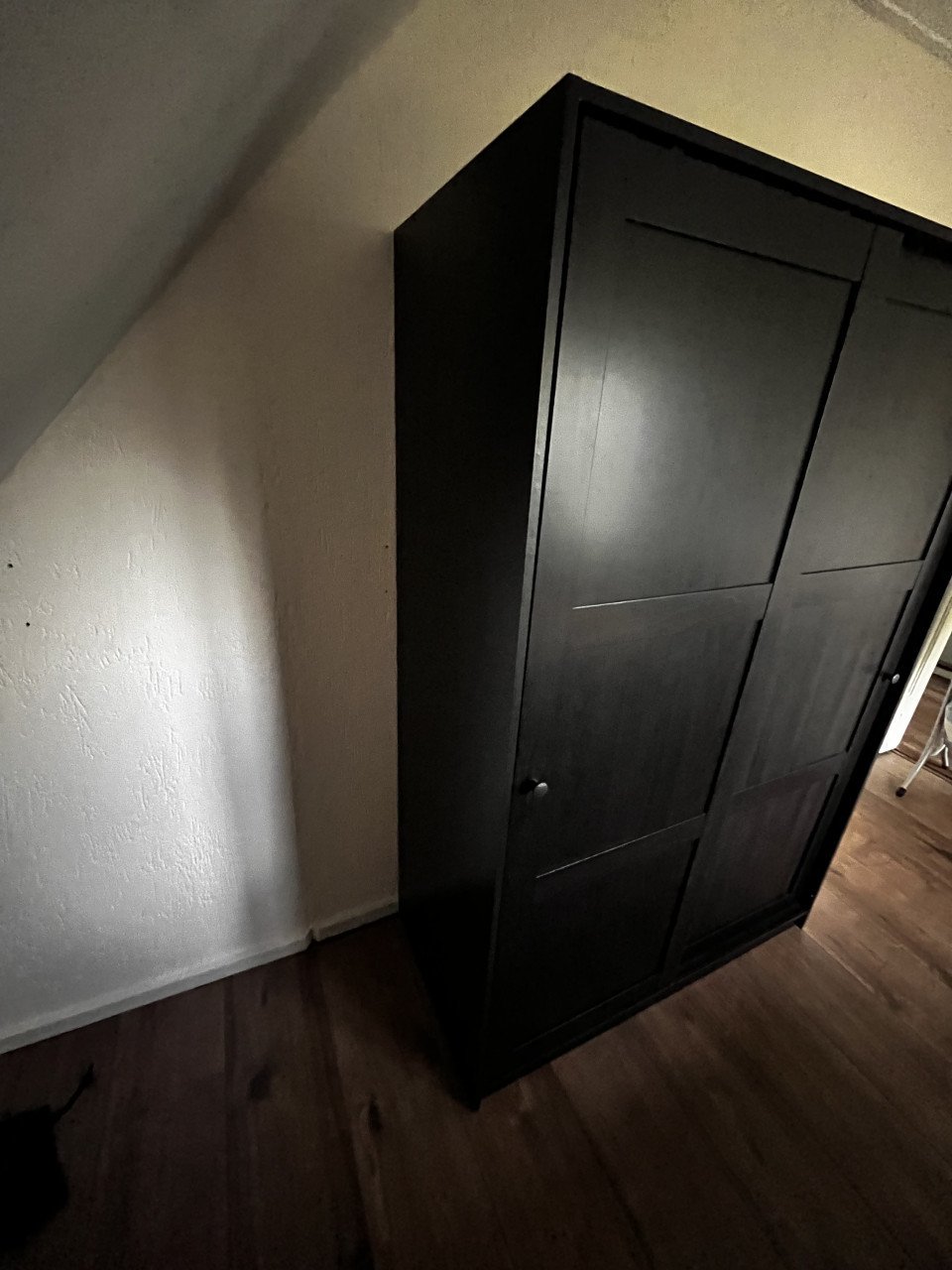 Kledingkast. Zwart.