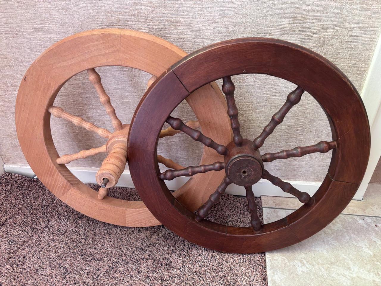 Twee spinnenwielen, voor decoratie