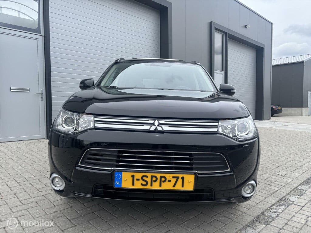 Mitsubishi Outlander 2.0 phev executive schuifdak, trekhaak