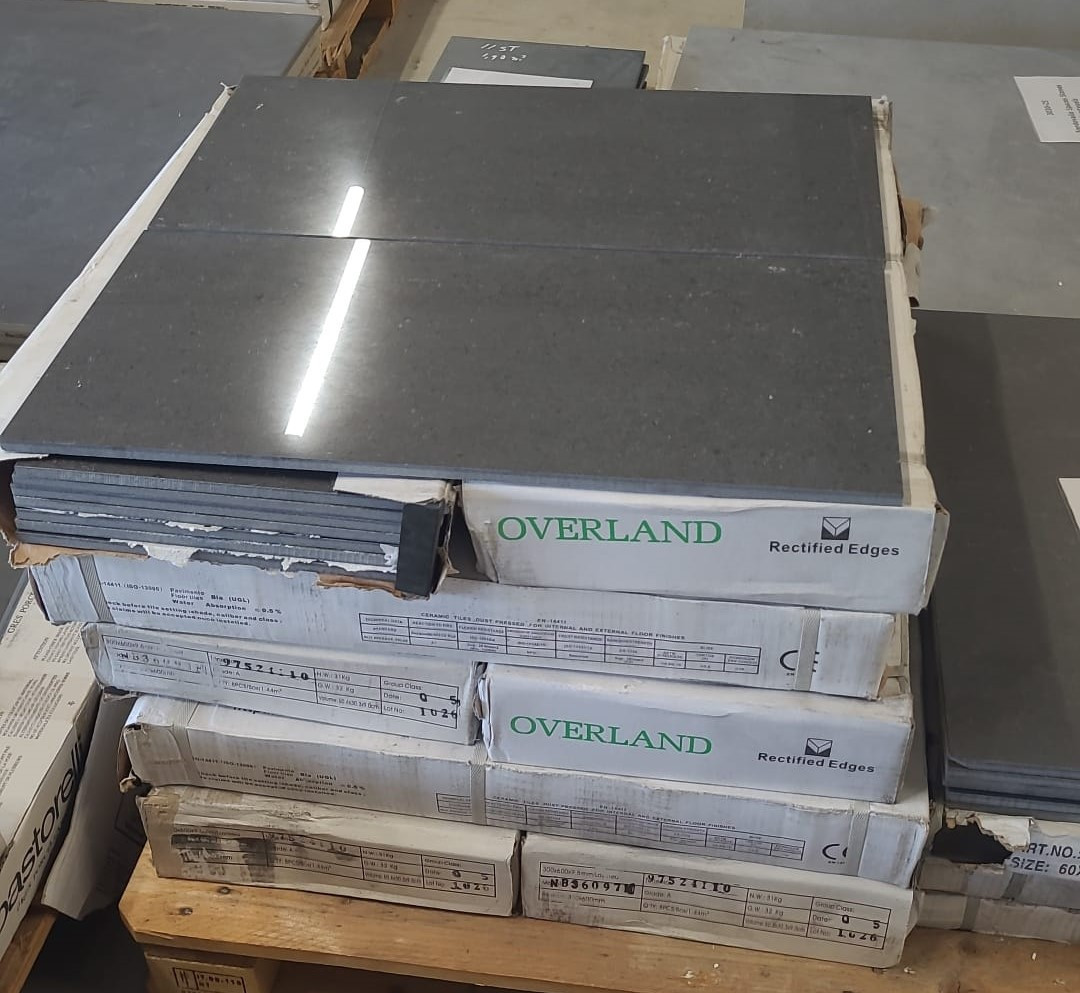 3030-164 ca 14 m² donkergrijze glanzende tegels, 30x60 cm, nu per m²