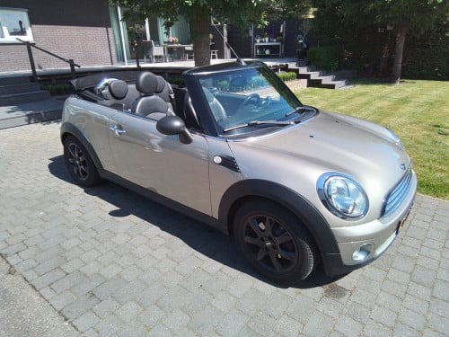 Mini cabrio one vol leer 6 versnelling airco  in zeer goede staat bj 2011