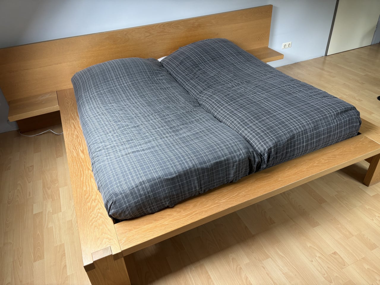 2p. Bed 180x200(massief beuken) incl. Electrisch verstelbare lattenbodems
