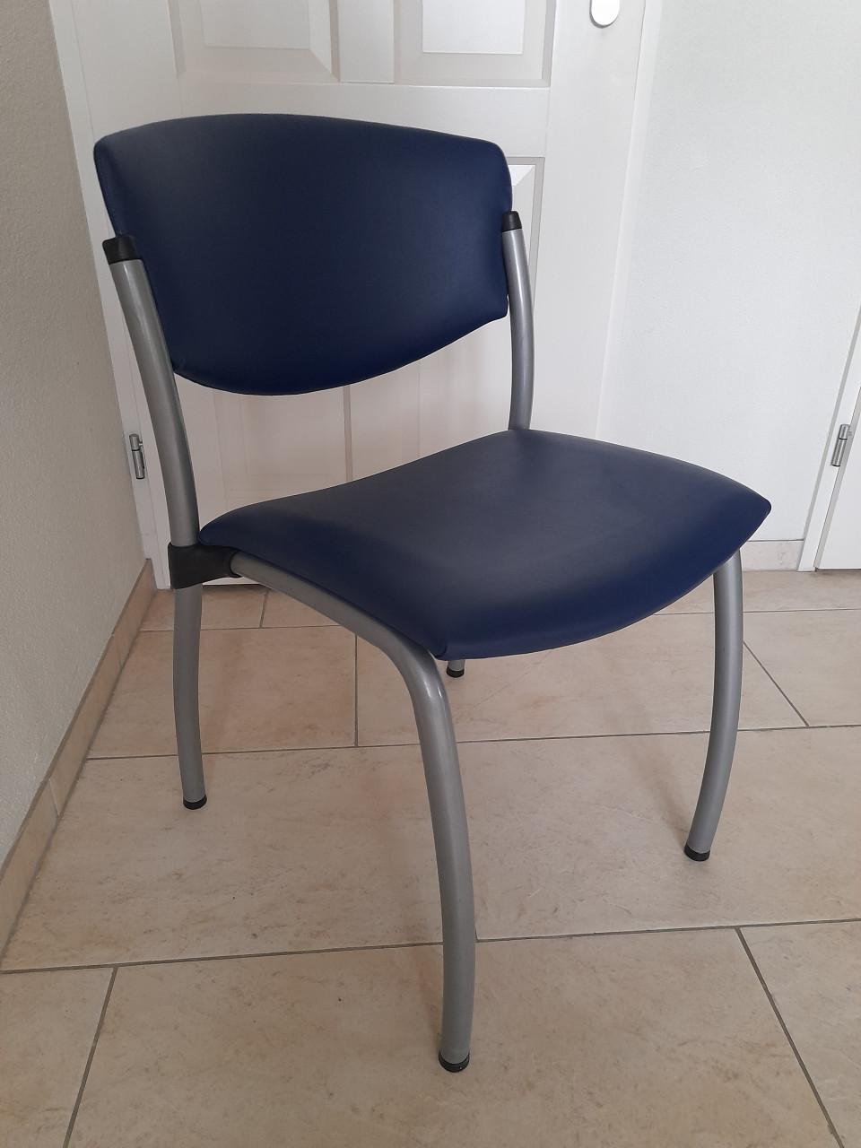 10 Stevige nette ( vergader ) stoelen (in goede nette staat )  €15 per stuk